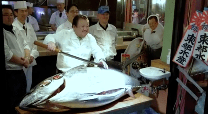 Ton albastru de 200 kg, cumparat cu 118.000 dolari, Foto: Captura YouTube