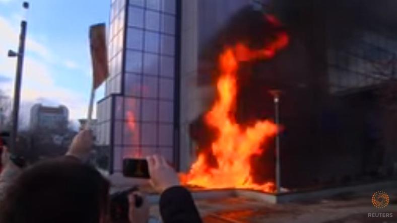 Sediul guvernului din Kosovo, incendiat, Foto: Captura YouTube