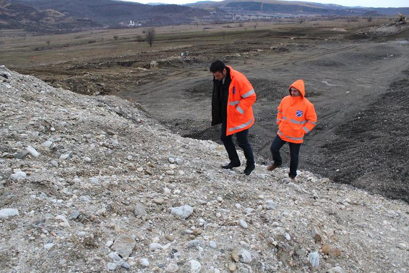 Directorul CNADNR, Catalin Homor, pe tronsonul demolat din autostrada Orastie - Sibiu, Foto: CNADNR