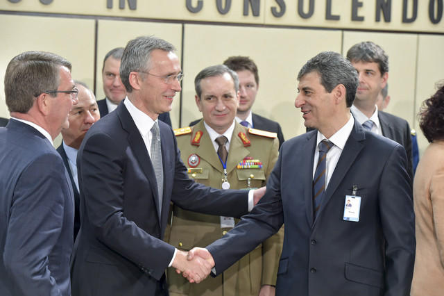 Ministrul Apararii Mihnea Motoc si secretarul general al NATO, Jens Stoltenberg, Foto: Ministerul Apararii Nationale