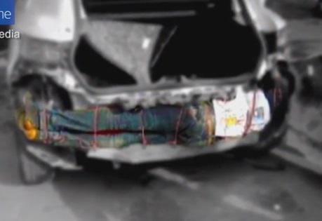 Barbat legat de bara din spate a masinii, Foto: Captura video Daily Mail