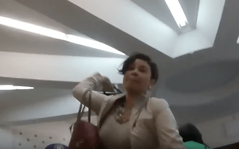 Directoarea AMRCR a aruncat cu geanta, Foto: Captura YouTube