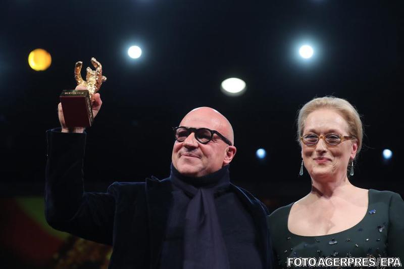 Berlinale 2016: Regizorul Gianfranco Rosi, castigatorul Ursului de Aur, si presedinta juriului Meryl Streep, Foto: Agerpres/EPA