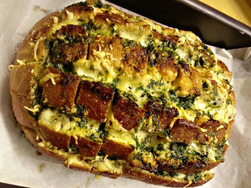 Paine cu branza si usturoi, Foto: Hotnews