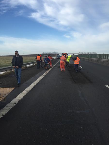 Plombarea gropilor pe A2, Foto: CNADNR