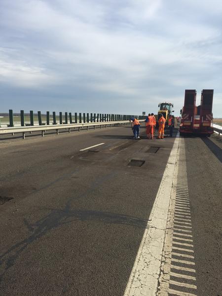 Plombarea gropilor pe A2, Foto: CNADNR