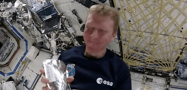 Astronautul britanic Tim Peake isi face o cafea, Foto: youtube.com