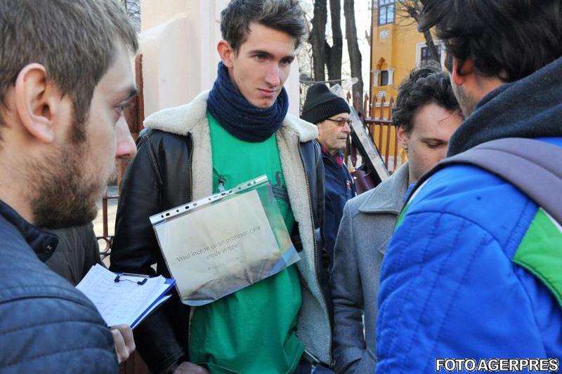 Elevi adunati in fata Colegiului Vianu pentru sustinerea profesorului de matematica, Foto: Agerpres
