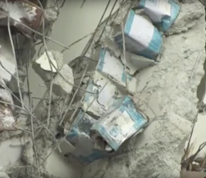 Bidoane goale in grinzile unei cladiri prabusite din Tainan, Foto: Captura YouTube