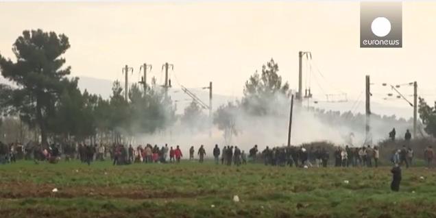 Gaze lacrimogene la Idomeni, Foto: Captura YouTube