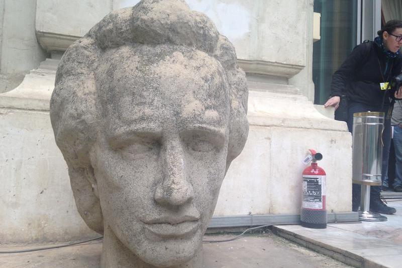 Statuie Eminescu, extinctor si scumiera, Foto: Hotnews