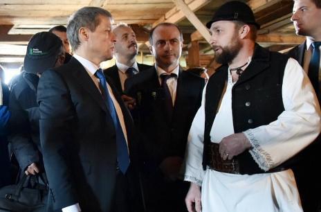 Ciolos si un fermier din Alba, Foto: gov.ro