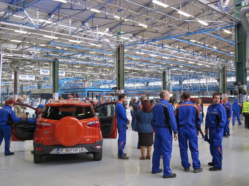 Angajati ai Ford, langa EcoSport, Foto: Hotnews