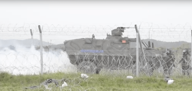 Migranti ce fortau granita la Idomeni, respinsi cu gaze lacrimogene, Foto: Captura YouTube