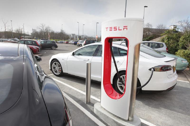 Statie rapida de incarcare, Foto: Tesla Motors