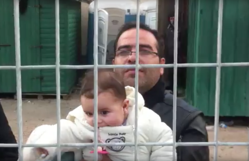 Refugiat cu bebelus pe insula Chios, Foto: Captura YouTube