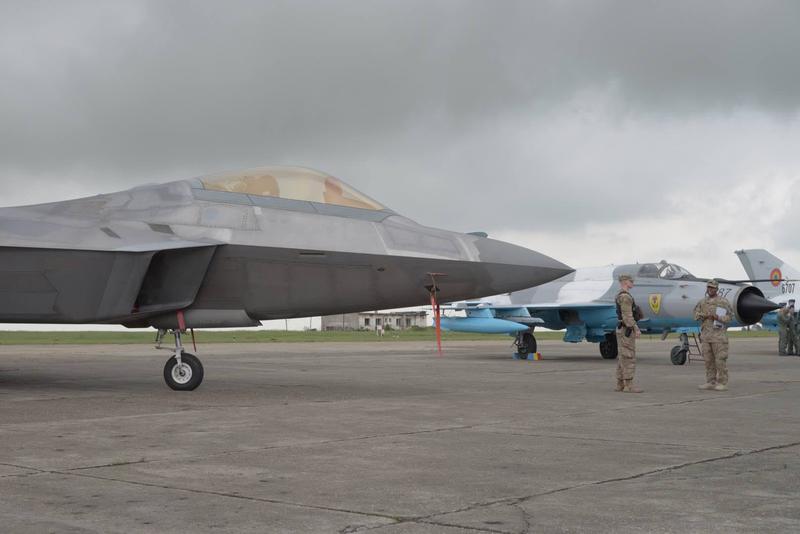 Avioane F 22 Raptor langa MiG 21 LanceR, Foto: Fortele Aeriene Romane