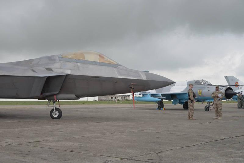 Avioane F 22 Raptor langa MiG 21 LanceR, Foto: Fortele Aeriene Romane