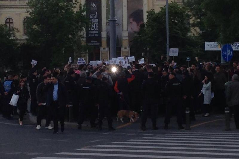 Protest de sustinere a ministrului demisionar Vlad Alexandrescu, Foto: Hotnews