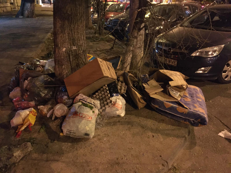 Gunoi pe trotuar, Foto: USER UPLOADED