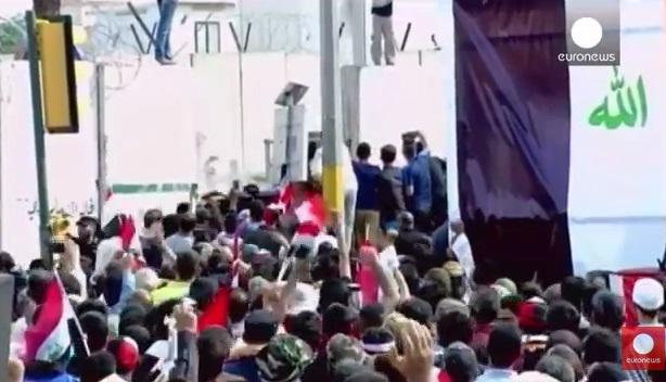 Mii de manifestanti au luat cu asalt parlamentul irakian, Foto: Captura YouTube