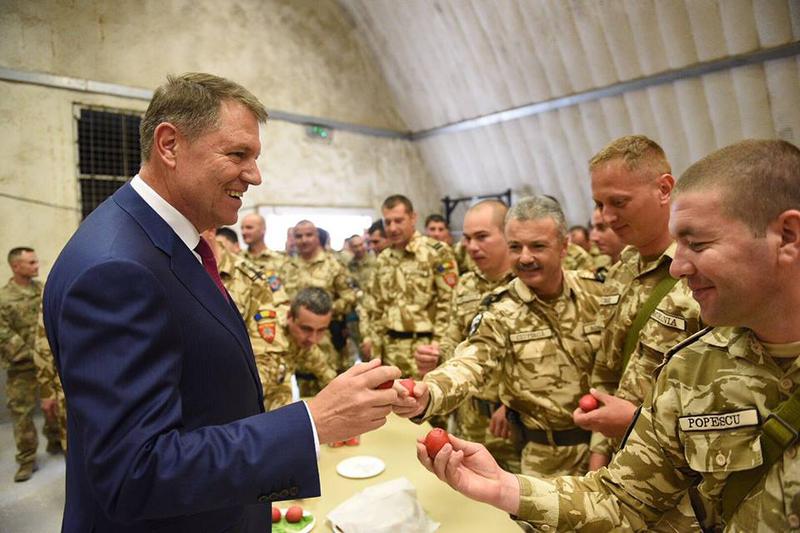 Klaus Iohannis, intalnire cu militarii romani din Afganistan, Foto: Facebook - Klaus Iohannis