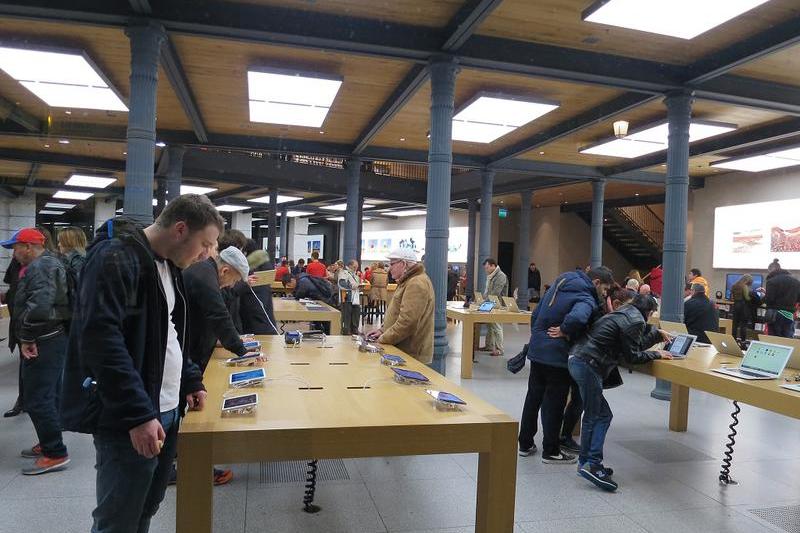 Intr-un magazin Apple, Foto: Hotnews