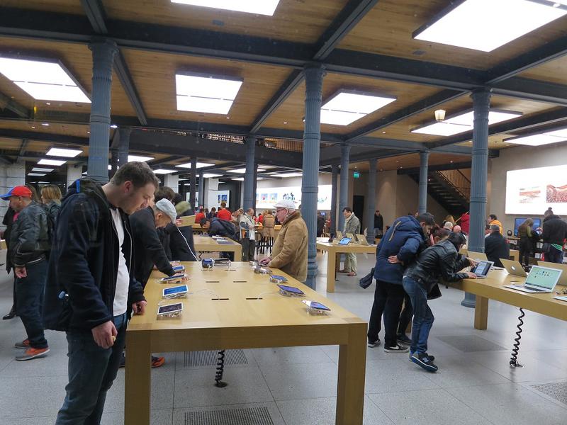 Intr-un magazin Apple, Foto: Hotnews