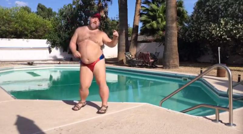 Un barbat danseaza langa o piscina, Foto: Captura YouTube