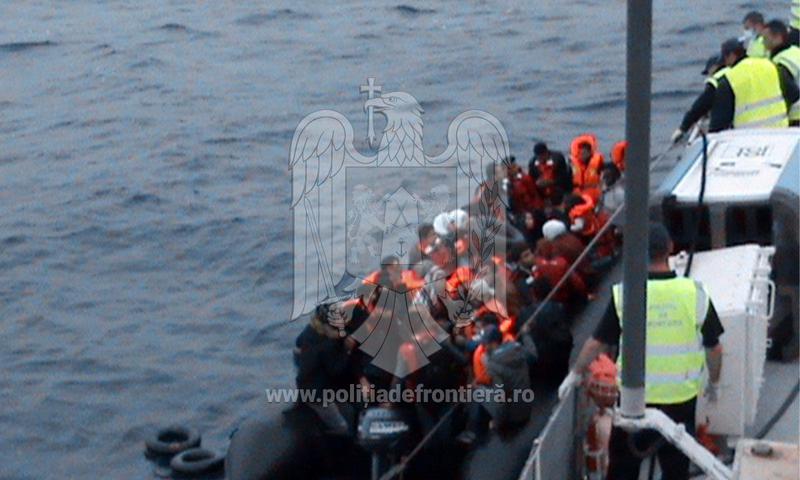 Migranti salvati din Egee de o nava romaneasca, Foto: Hotnews