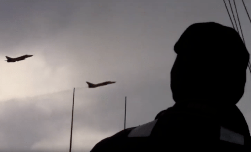 Su-24 sicanand un distrugator american, Foto: Captura YouTube