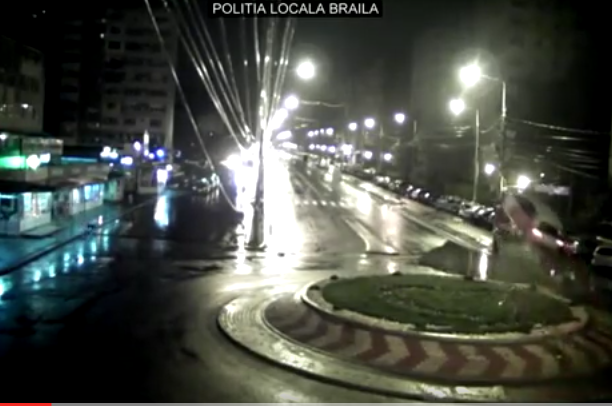 O masina a sarit peste un sens giratoriu din Braila, Foto: Captura YouTube