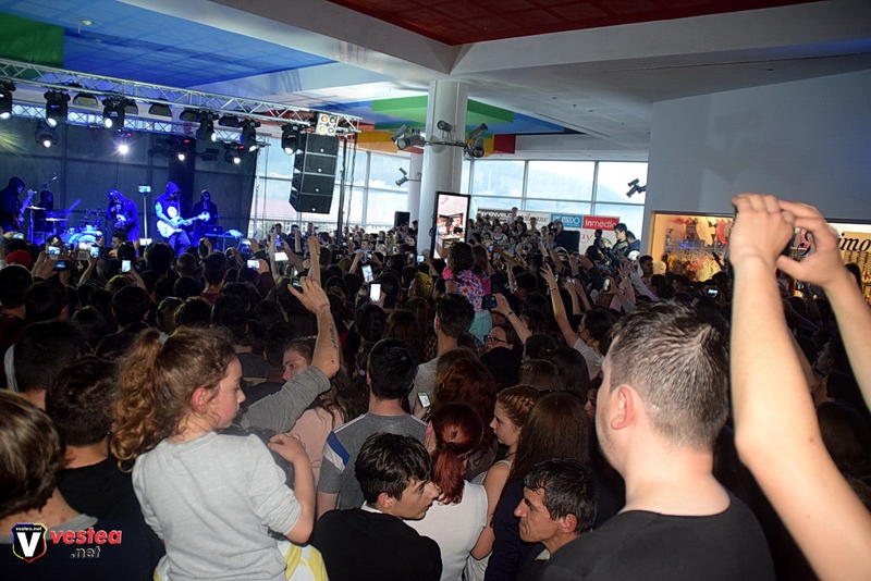 Publicul prezent la concertul Carla's Dreams din Piatra Neamt, Foto: vestea.net