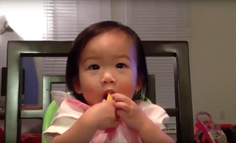 Bebelus care mananca lamaie, Foto: Captura YouTube