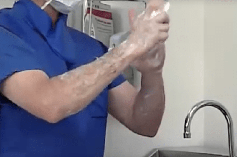 Chirurgii s-au spalat cu sapun plin de bacterii la Elias in 2014, Foto: Captura YouTube