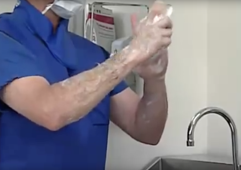 Chirurgii s-au spalat cu sapun plin de bacterii la Elias in 2014, Foto: Captura YouTube