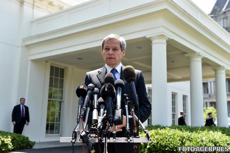 Dacian Ciolos in fata Casei Albe, Foto: AGERPRES