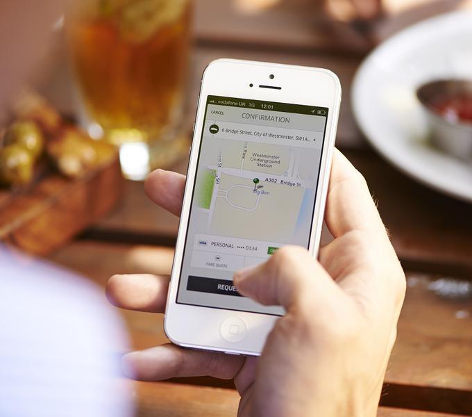 Solicitand o masina prin aplicatie, Foto: Uber