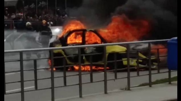 Un taximetrist si-a dat foc la masina, Foto: Captura YouTube
