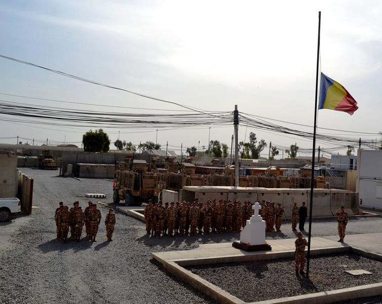 Drapelul, coborat in berna in Baza Aeriana Kandahar, Foto: Facebook - MApN/ Iulian Cadulencu