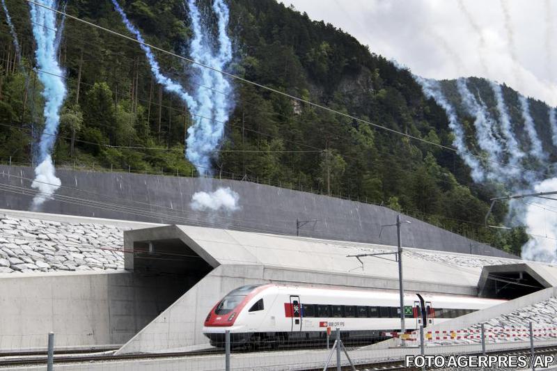 Un tren iesind din tunelul Gotthard, Foto: Agerpres/AP