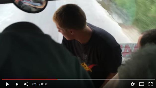 Un pasager sta cu fundul pe bordul microbuzului, Foto: Hotnews