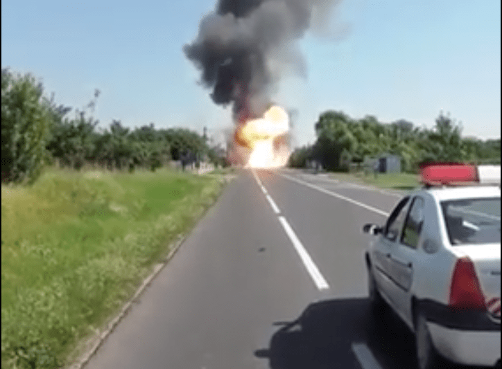 Tir cu butelii arzand langa Mihailesti, Foto: Captura Facebook