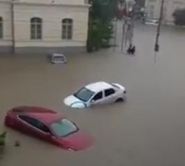 Masini luate de ape in Tulcea, Foto: Captura YouTube