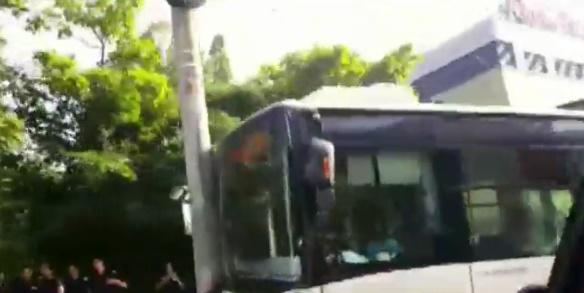 Troleibuz oprit intr-un stalp in Bucuresti, Foto: Captura Digi 24