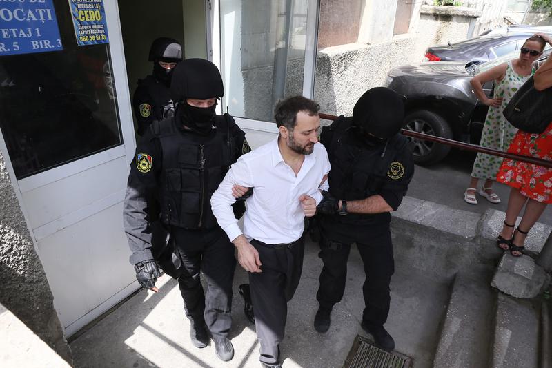 Vlad Filat, incadrat de mascati, Foto: Unimedia