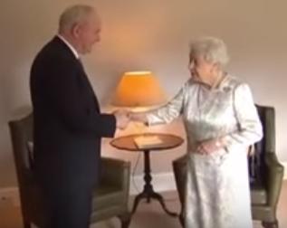 Elisabeta a II-a si Martin McGuinness, Foto: Captura YouTube
