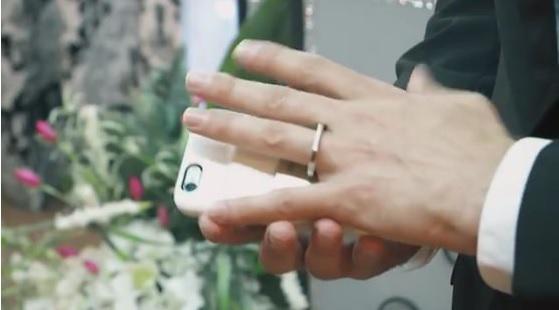 Aaron Chervenak s-a casatorit cu telefonul sau smartphone intr-o capela din Las Vegas, Foto: Captura YouTube