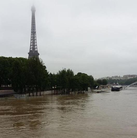 Sena, aproape sa iasa din matca, Foto: Facebook - Luca Niculescu