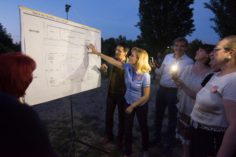 Gabriela Firea prezentand proiectul pentru Teatrul Nottara, Foto: gabriela-firea.ro